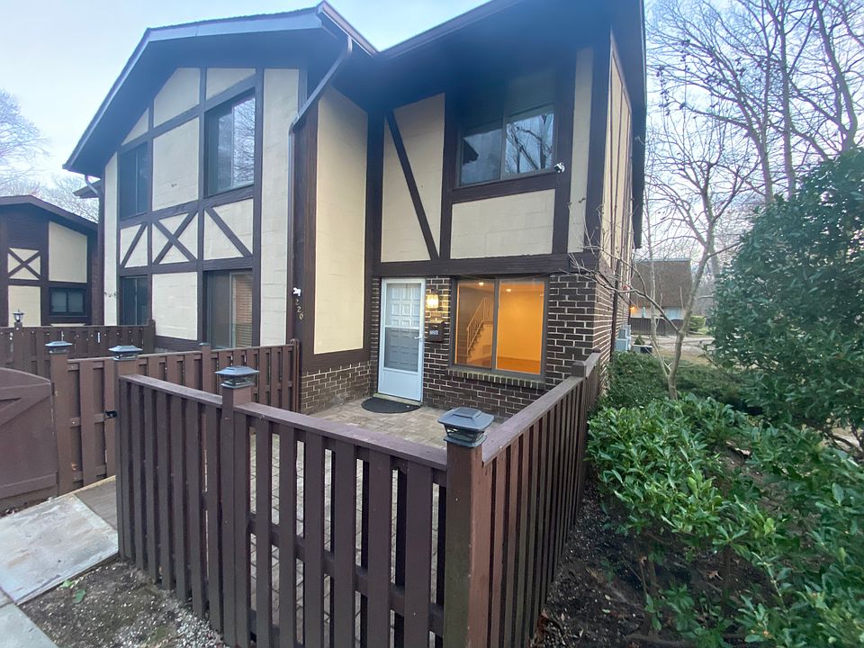 1st image of 220 Cambridge Dr #220