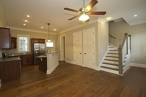Luxury Townhome in the Heart of Downtown with Private Parking — Photo 3