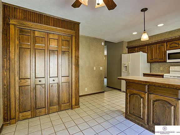 4th image of 912 S 153rd Ct