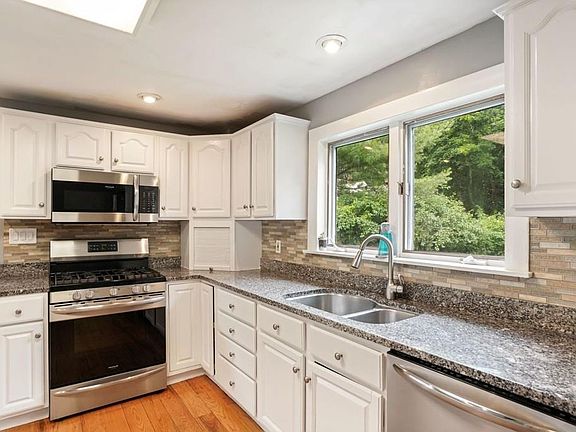 5th image of 837 Franklin St