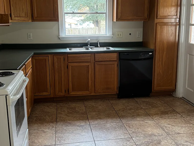 418 W College St — Photo 10