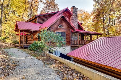 Stylishly sophisticated log home!
