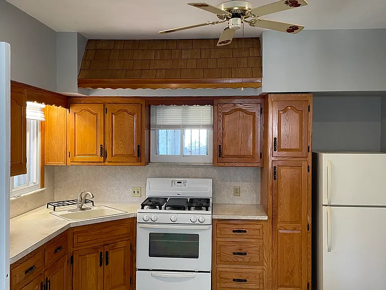 276 N 10th St #1R — Photo 2