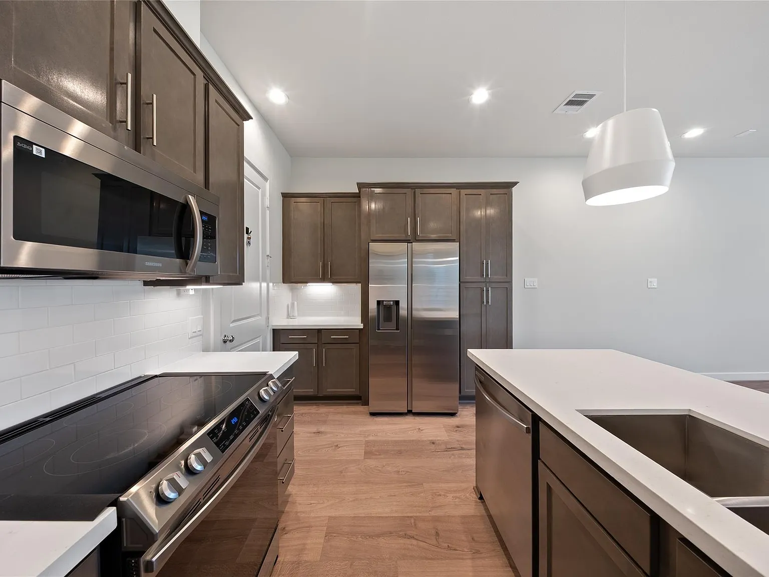 3 bed, 2.5 bath, 1638 sqft, $2,300 — Photo 3