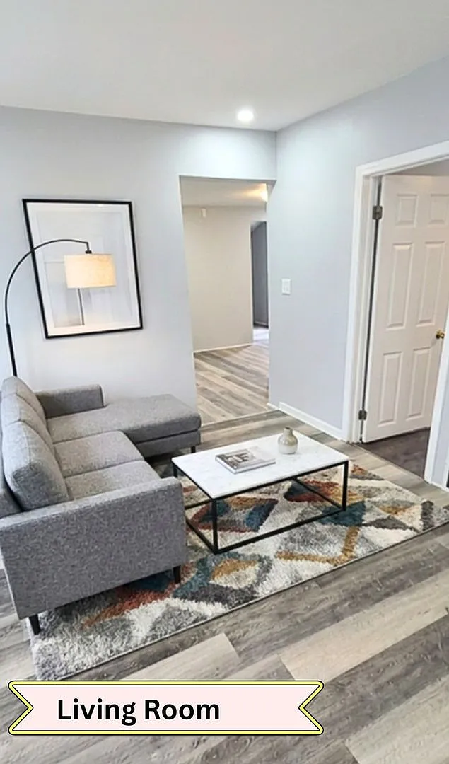 Modern 2BR/ 1BA 2nd Floor apartment near downtown — Photo 1