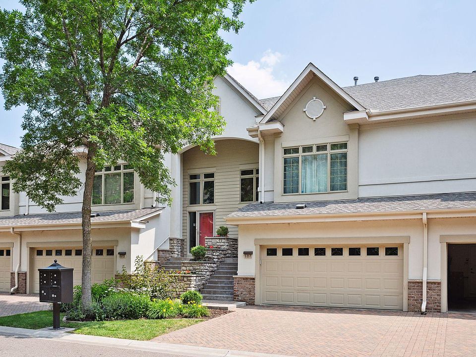 1st image of 187 Willoughby Way E