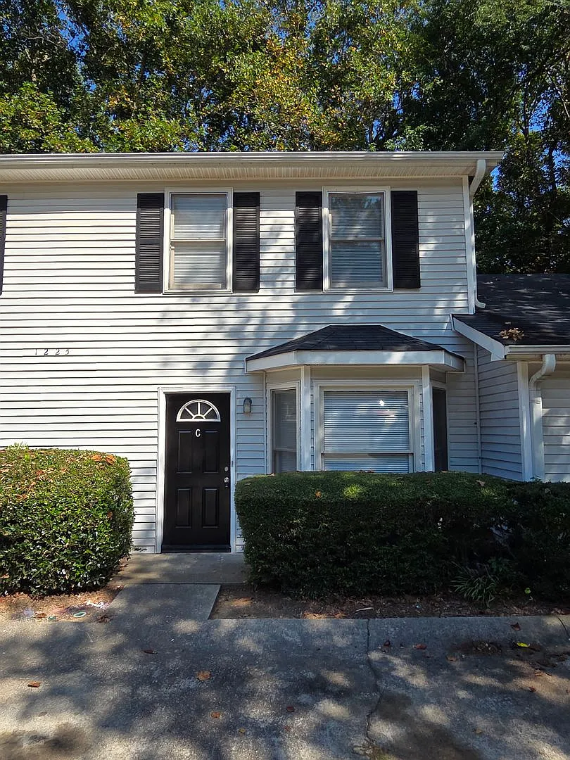 1225 Oakplace Drive — Photo 2
