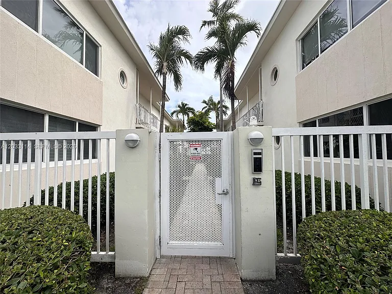 1100 Venetian Way #2B — Photo 3