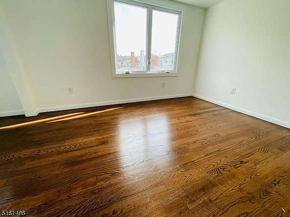 4th image of 224 Lorraine Ave