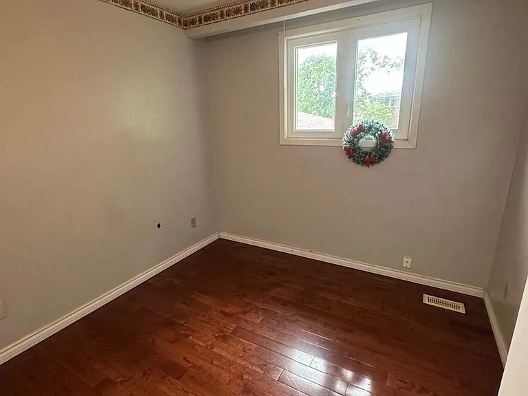 6 Harrington Cres — Photo 9