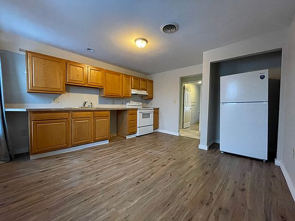 2nd image of 41 E Market St #2