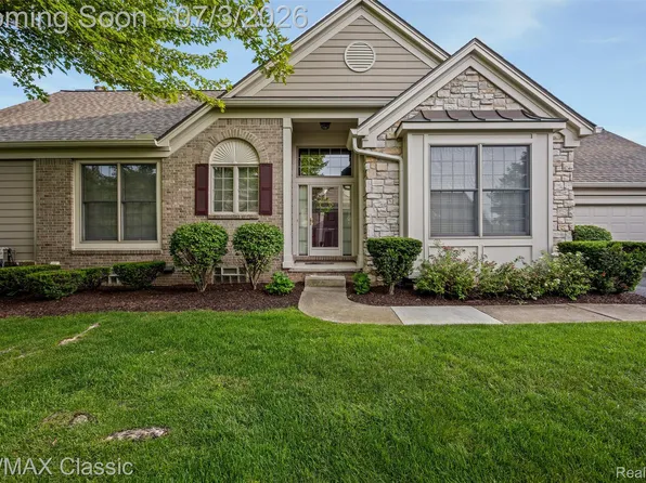 16934 Lochmoor Cir W, Northville, MI 48168