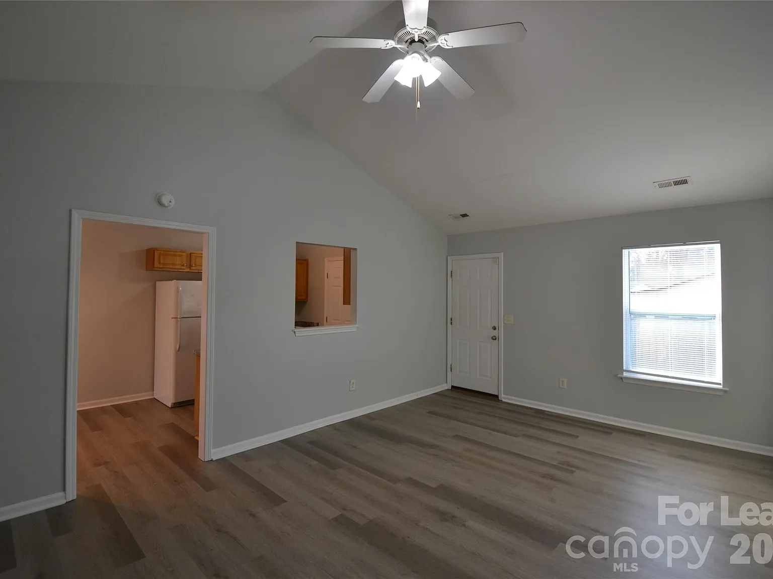 3 bed, 2.0 bath, 1024 sqft, $1,575 — Photo 4