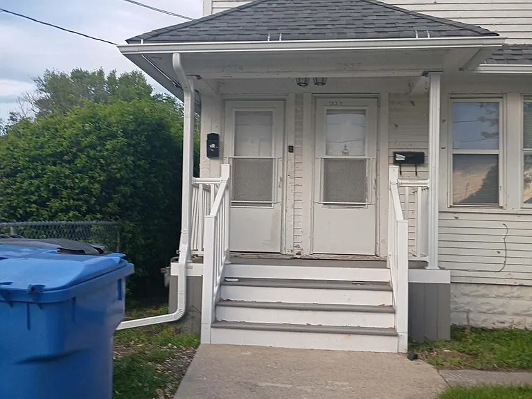 1537 Carlyle St — Photo 3