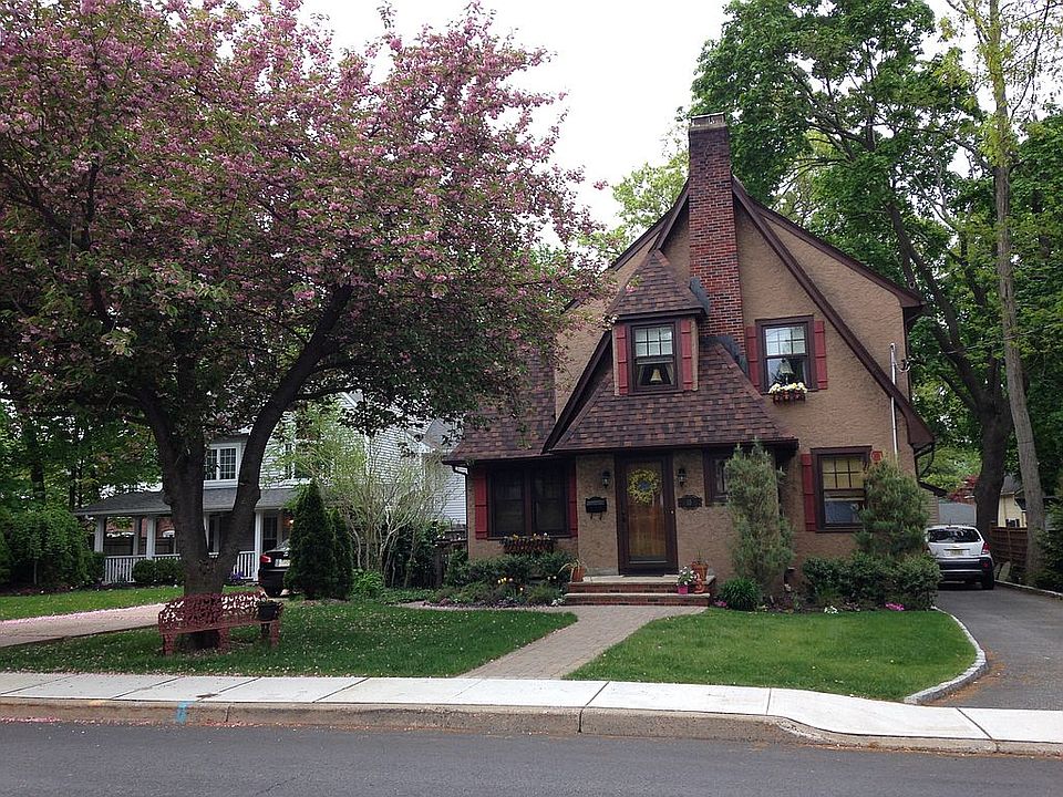 1st image of 15 E Oak St