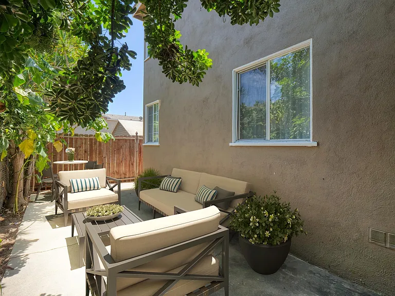 Los Angeles Street Apartments — Photo 12