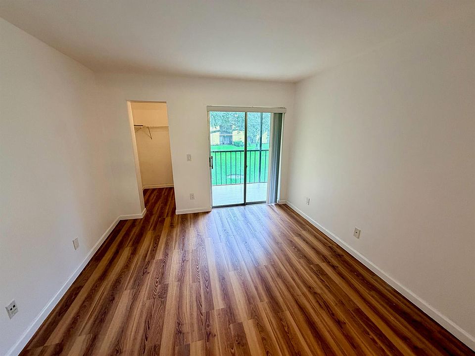 1st image of 321 Meadows Cir