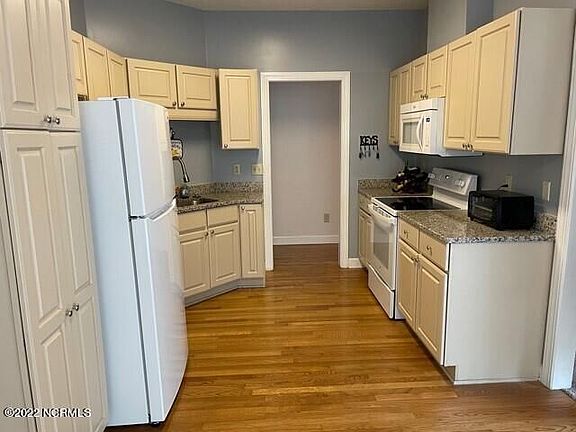 2nd image of 3373 Laurel Ln