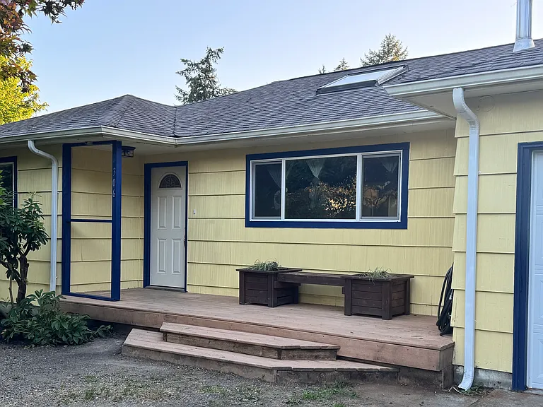 306 35th Ave NE — Photo 2