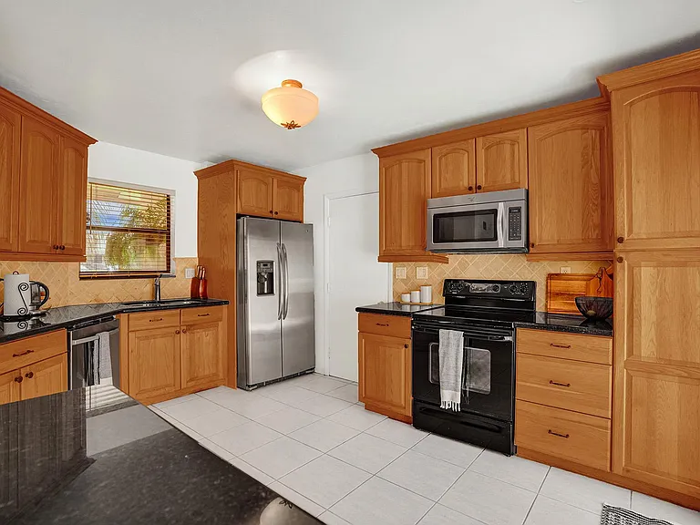 420 SW 113th Ter — Photo 4