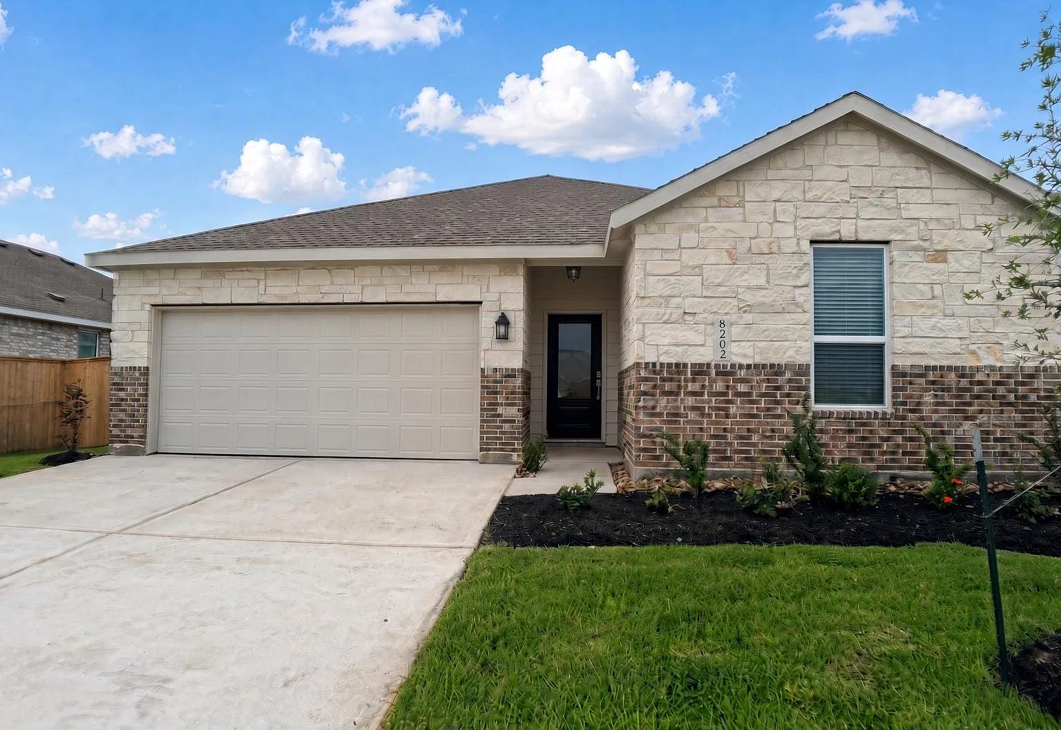 3 bed, 2.0 bath, 1627 sqft, $2,100 — Photo 2