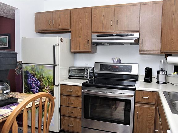 4th image of 7 Jefferson Village Dr