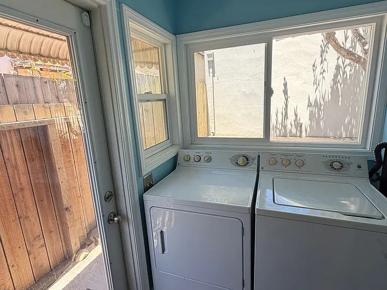 635 E Victoria St — Photo 24