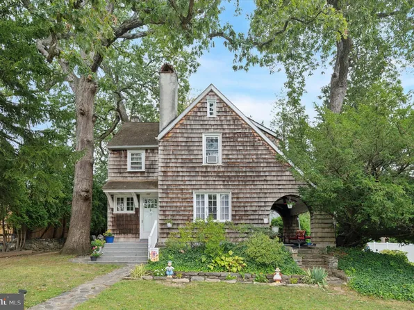 15 Oakland Rd, Broomall, PA 19008