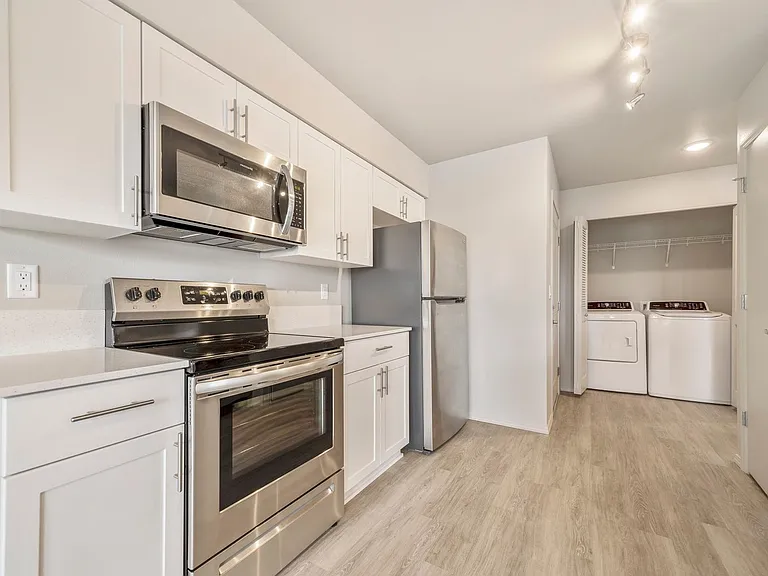 Leasing Special: $500 off 1 Month's Rent plus $1000 Standard Security Deposit! — Photo 14