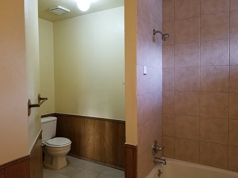 2426 Lakeview Cir — Photo 11