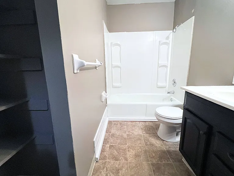 Twin Gables Apartments — Photo 49