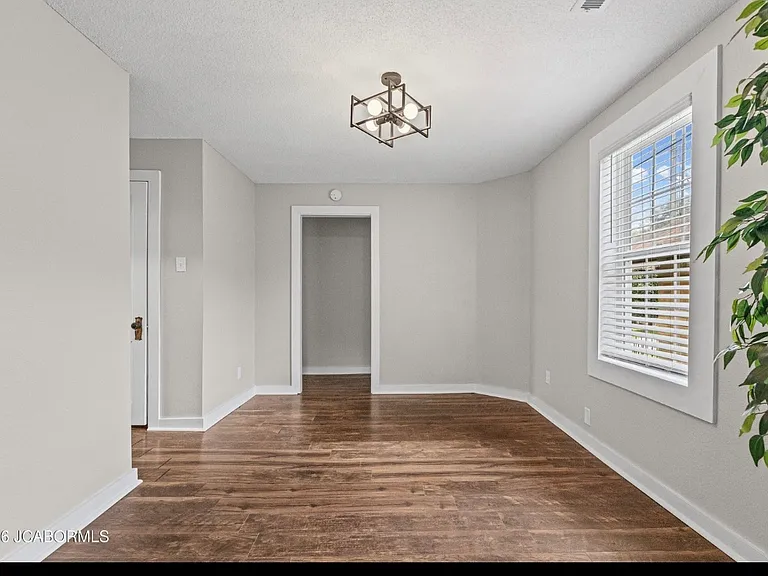 420 Vetter Ln — Photo 3