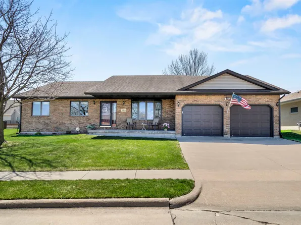 4916 Long View Dr, Dubuque, IA 52002