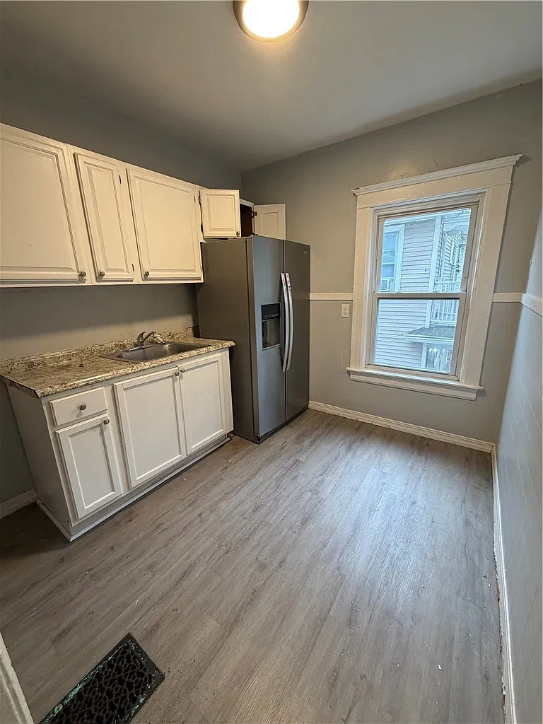3 bed, 1.0 bath, 7056 sqft, $1,400 — Photo 2