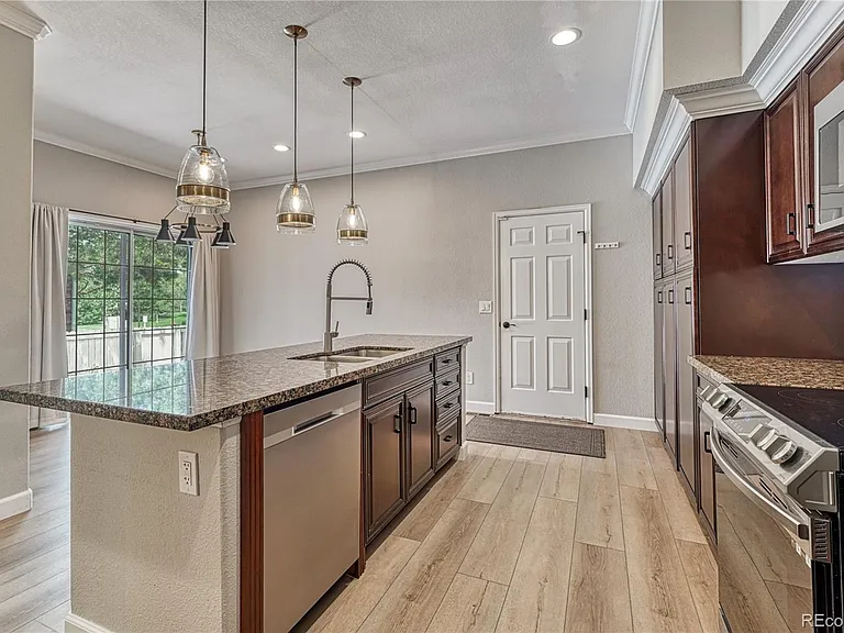 9885 Greensview Cir — Photo 16