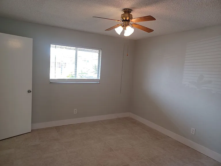 Community Pool / All Tiled Unit with a screened in lanai / Water Included & 1 mnth FREE — Photo 7