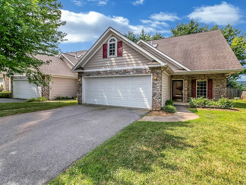 857 W Pointe Dr