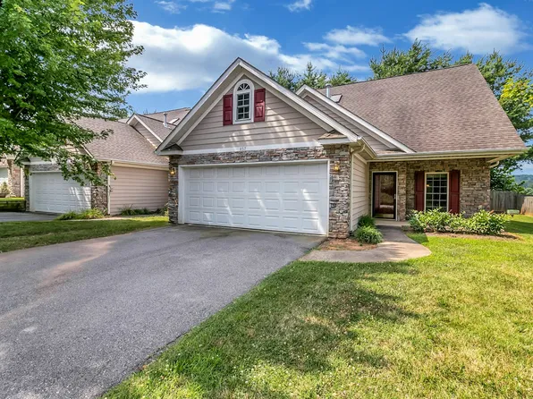 857 W Pointe Dr, Asheville, NC 28806