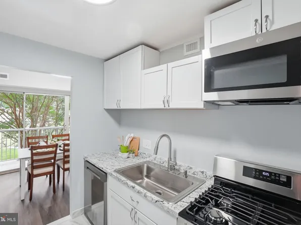 8003 Chanute Pl APT 8, Falls Church, VA 22042