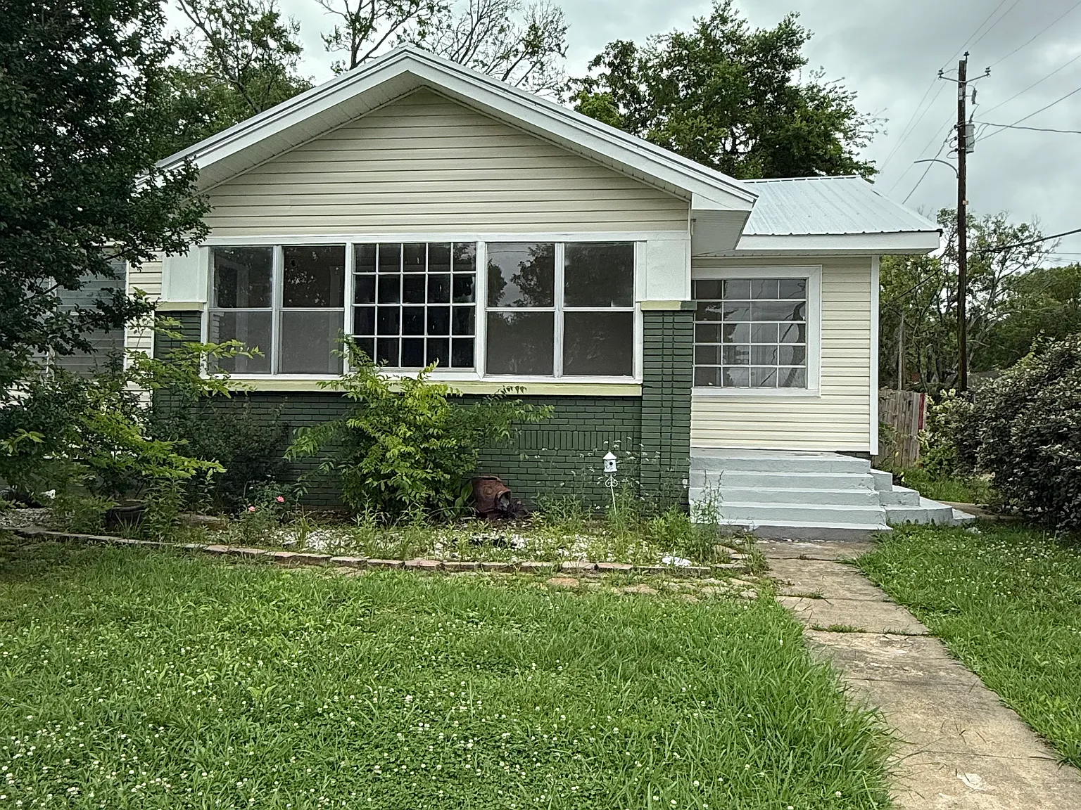 4 bed, 1298 sqft, $1,100 — Photo 1