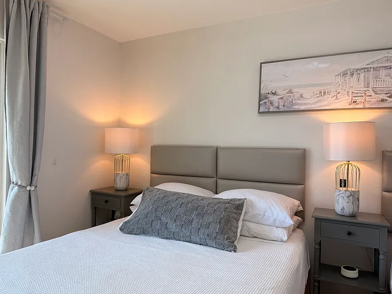 2 Queen beds with memory foam mattresses.