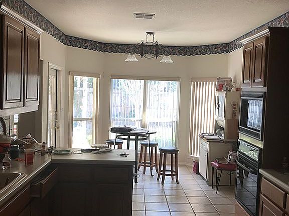 2nd image of 302 Oak Knoll Cir