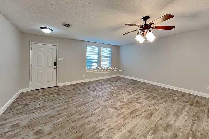 3 bed, 2.0 bath, 1890 sqft, $1,975 — Photo 3