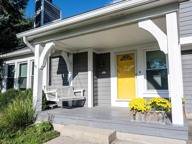 11704 Cameron Dr — Photo 2
