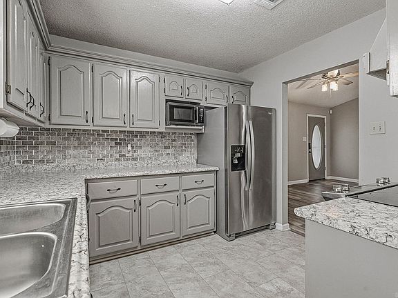 3rd image of 902 Live Oak Cir
