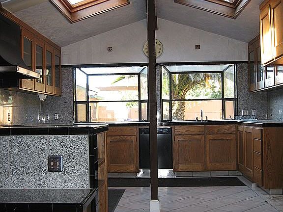 Kitchen W/ Oak Cabinets