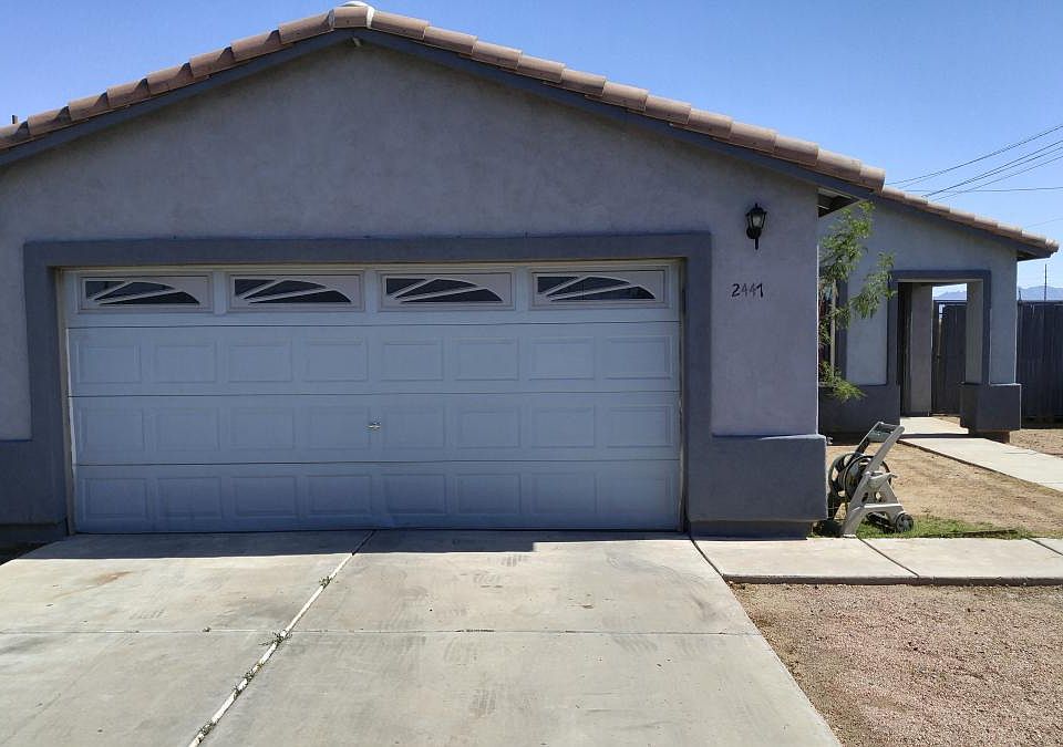 LARGE OVERSIZED 2 CAR GARAGE