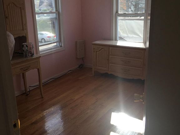 1st bedroom w. clostet