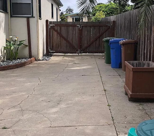 970 W Franklin St — Photo 15