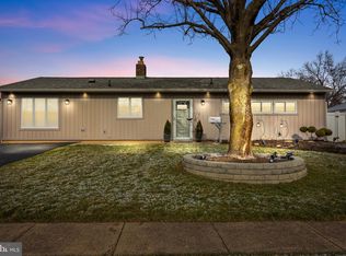 65 Chestnut Ln, Levittown, PA 19055
